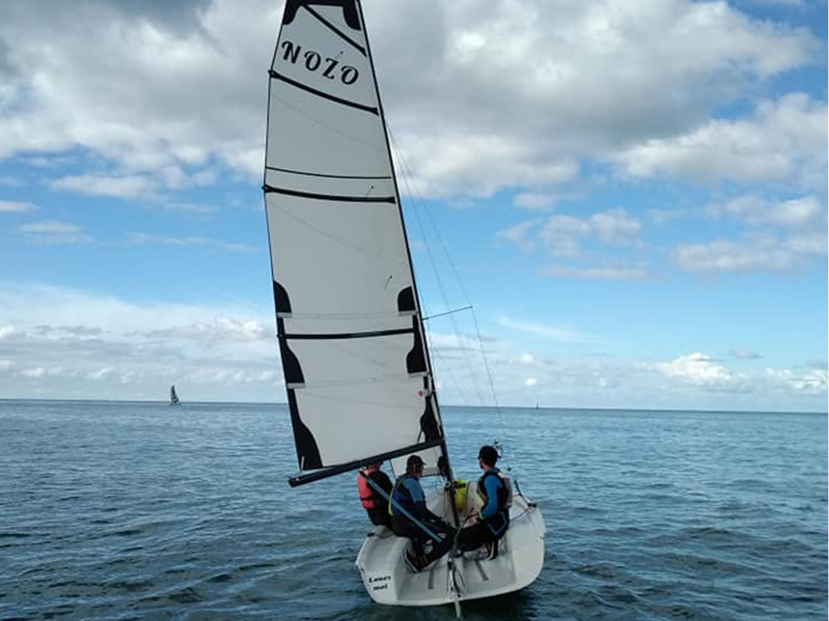 Balade initiation a la voile en bateau collectif avec un moniteur 2