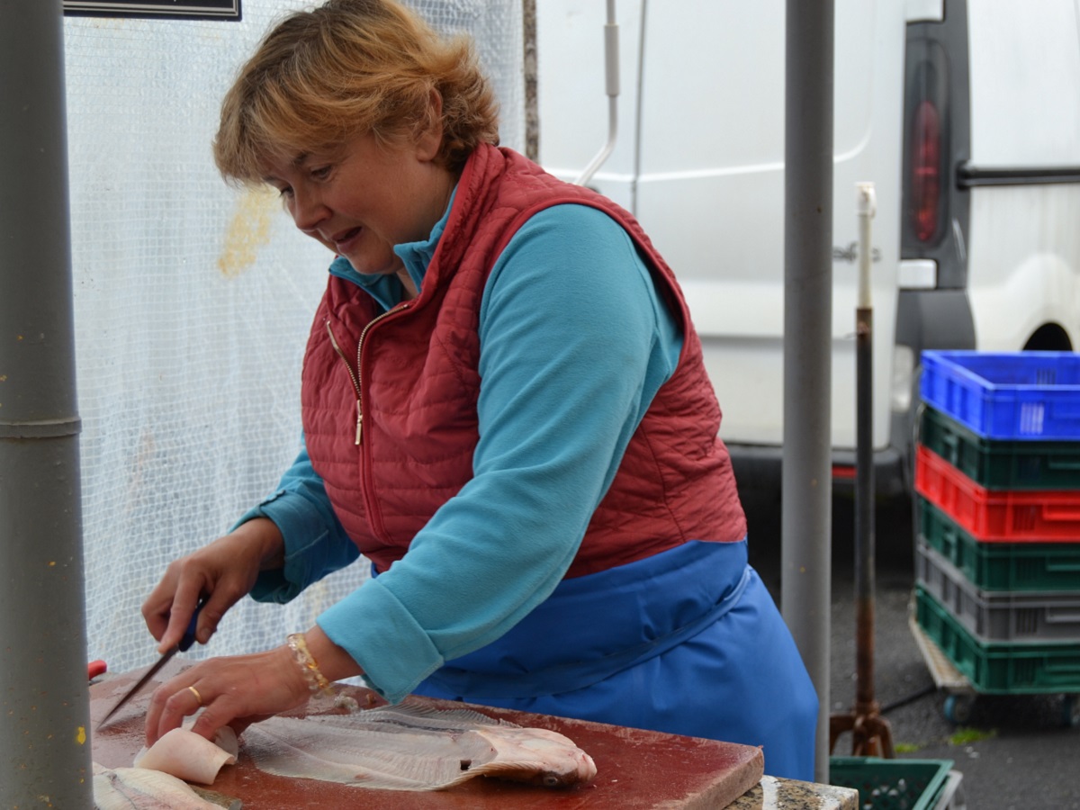 CHEZ LAETITIA LE MARCHE AUX POISSONS COURSEULLES SUR MER CREDIT BRIGITTE HAIZE