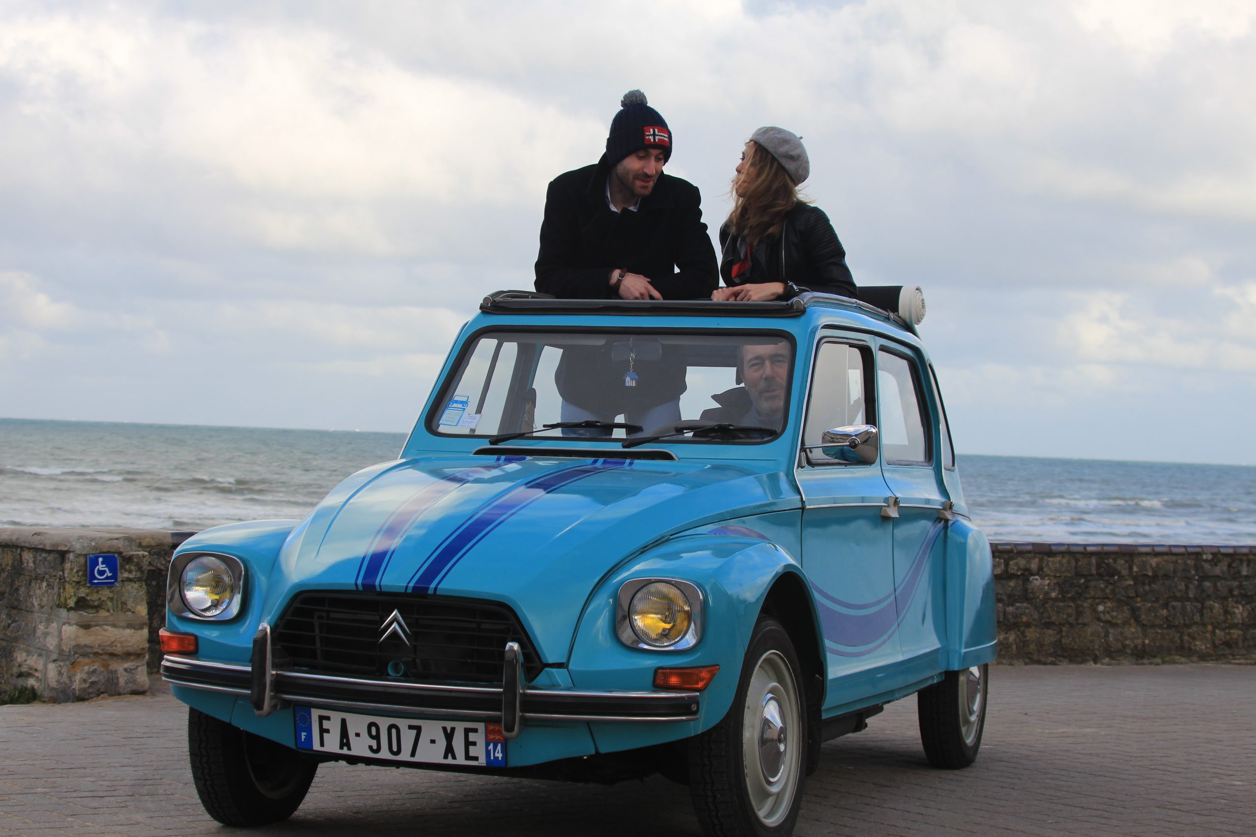 COUPLE UNE BALADE VINTAGE SUR LA COTE DE NACRE NORMANDY CLASSIC TOUR EN CITROEN DYANE DES ANNEES 1970 CREDIT NATHALIE PAPOUIN