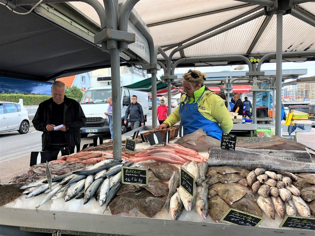 client devant étal marche aux poissons de courseulles