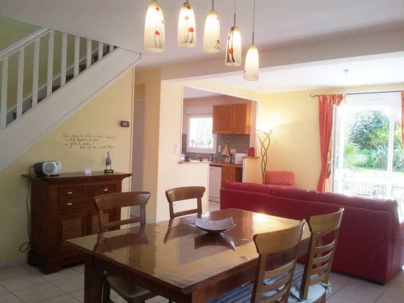 Salon avec vue sur jardin