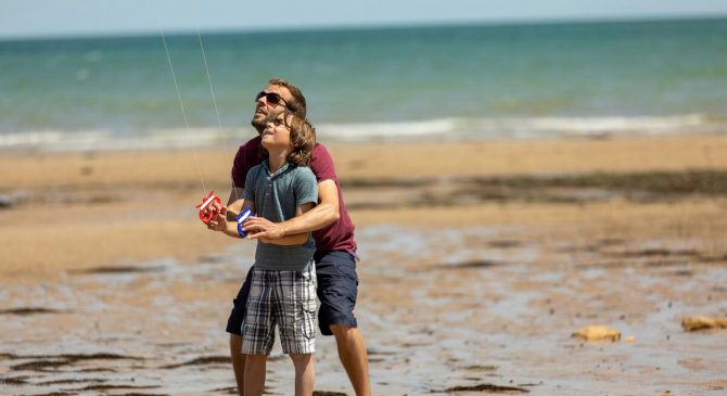 ambiance de bord de mer, séance cerf volant sur la plage de saint aubin sur mer 