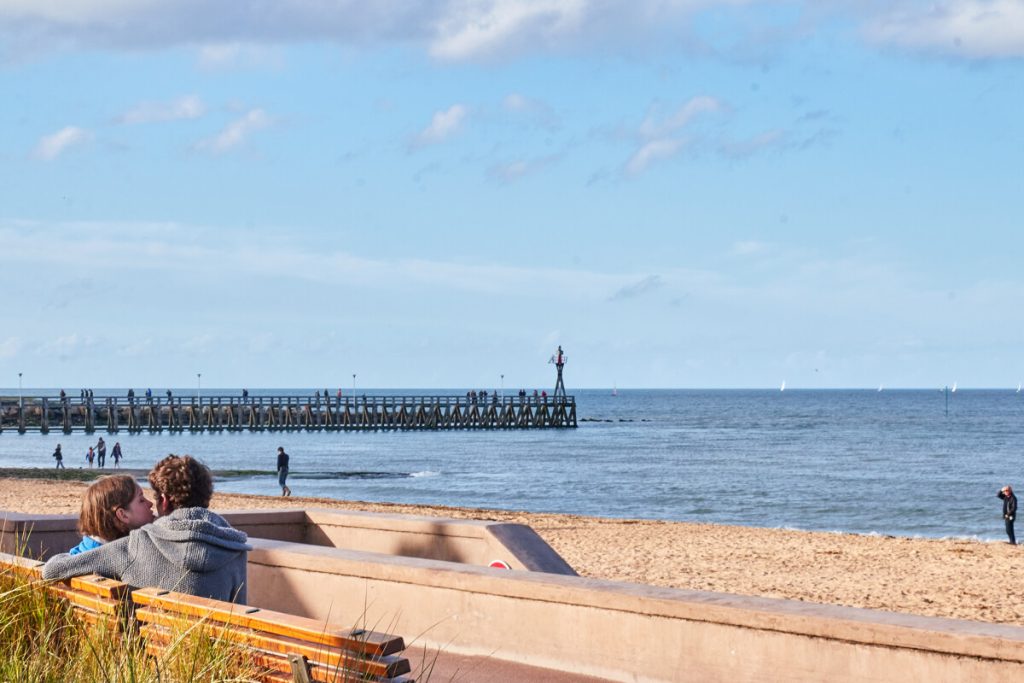 couple à courseulles sur mer en normandie our un weekend romantique credit fabien mahaut