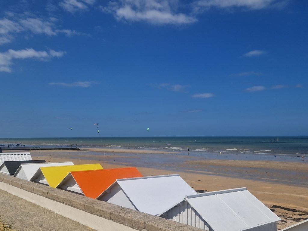 plage de langrune-sur-mer en normandie, sur la côte de nacre