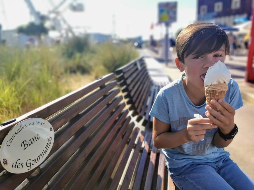 enfant mangeant une plage a courseulles sur mer