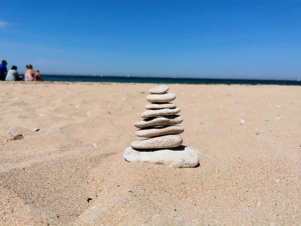 land art sur la plage de courseulles sur mer