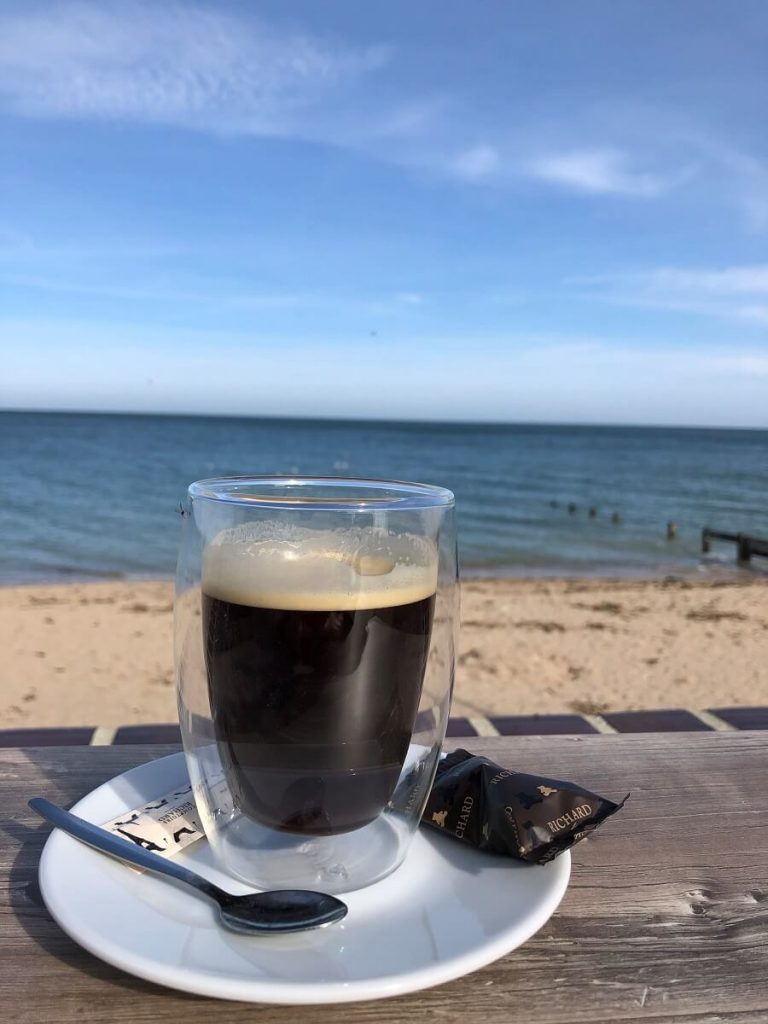 un cafe en terrasse cafe au bord de la mer