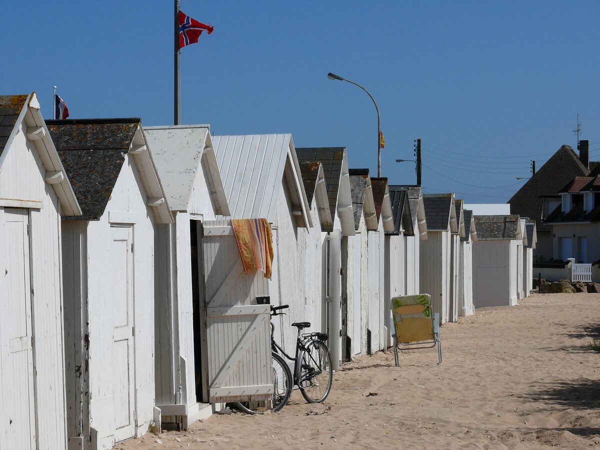 bernières sur mer cabines de plage bord de mer juno beach normandie calvados côte de nacre