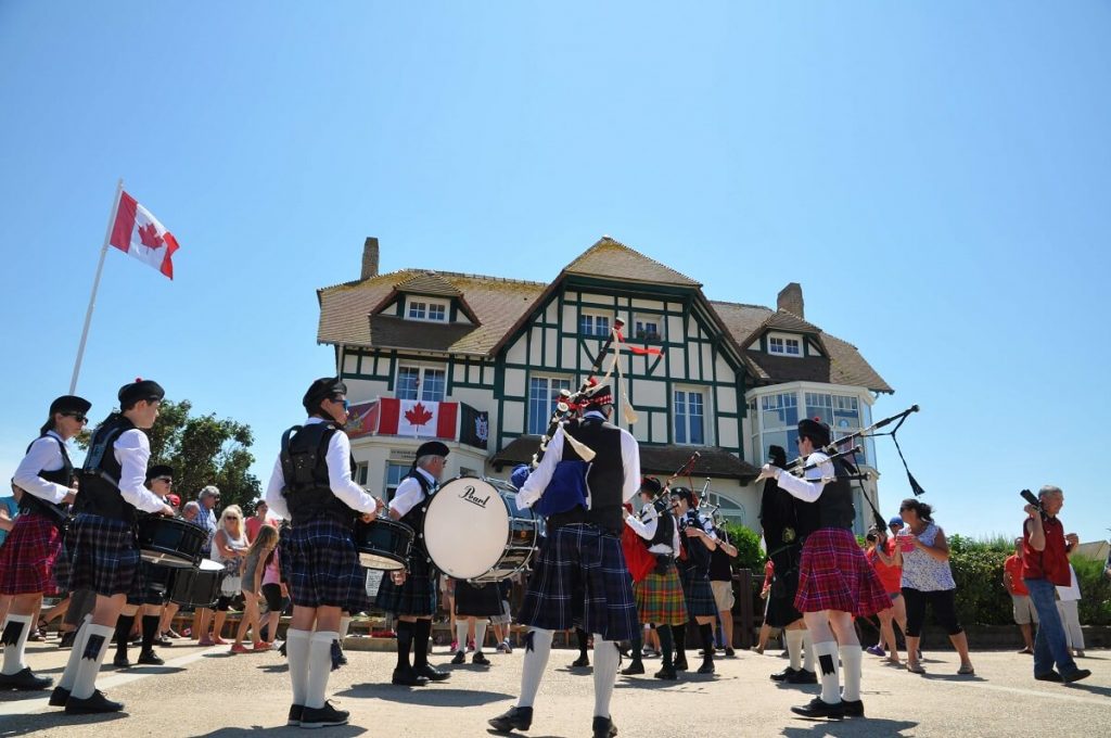 la maison des canadiens a bernieres sur mer et les joueurs de cornemuses pipe band