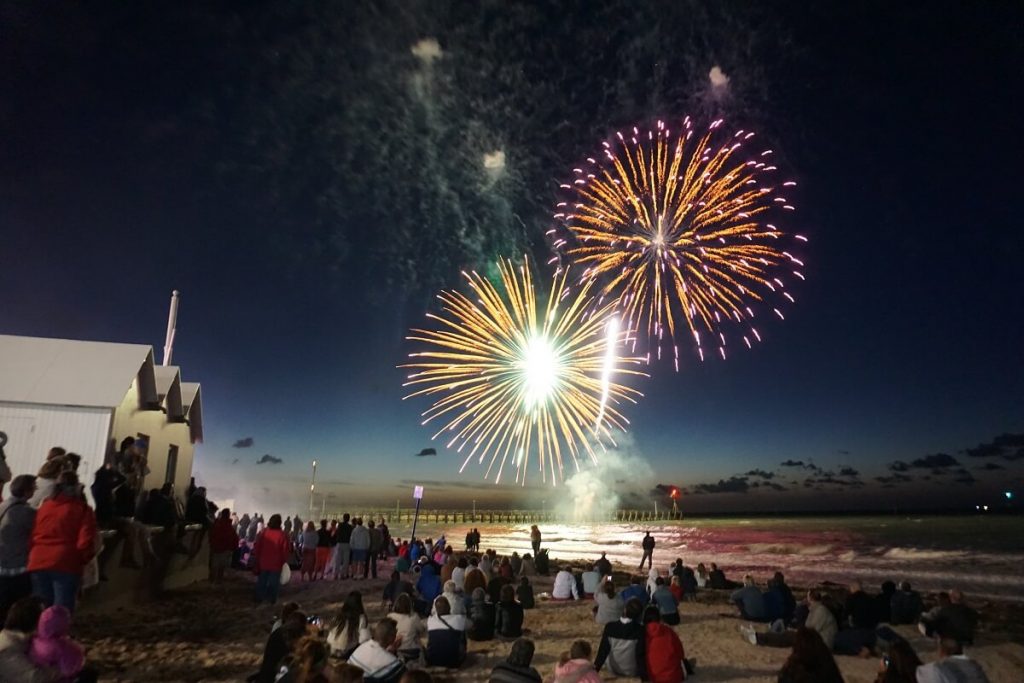 feu d'artifice sur la plage de courseulles sur mer calvados normandie