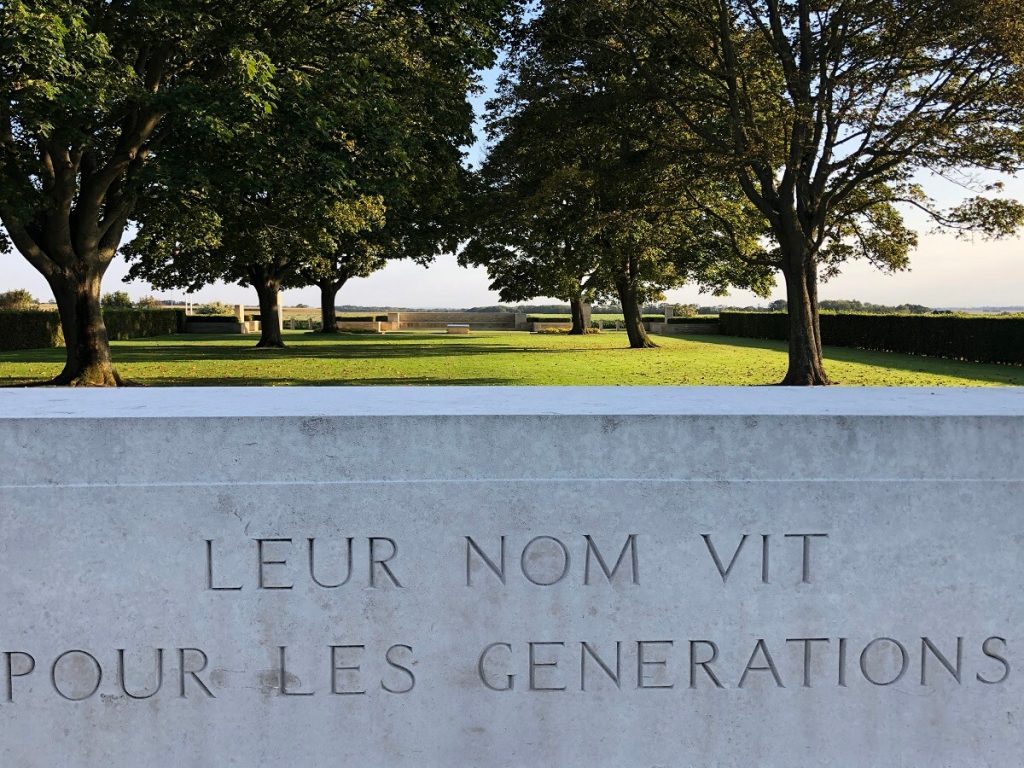 plaque commemorative au cimetiere militaire canadien reviers beny tourisme de mémoire calvados normandie