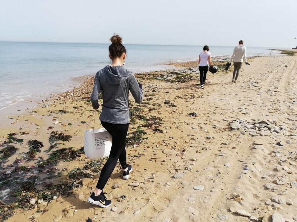 Le plogging, l’écojogging, activité de nettoyage citoyen, combinaison de jogging et de ramassage de déchets sur la plage ou dans la nature, course à pied, développement durable, plage propre, calvados, normandie