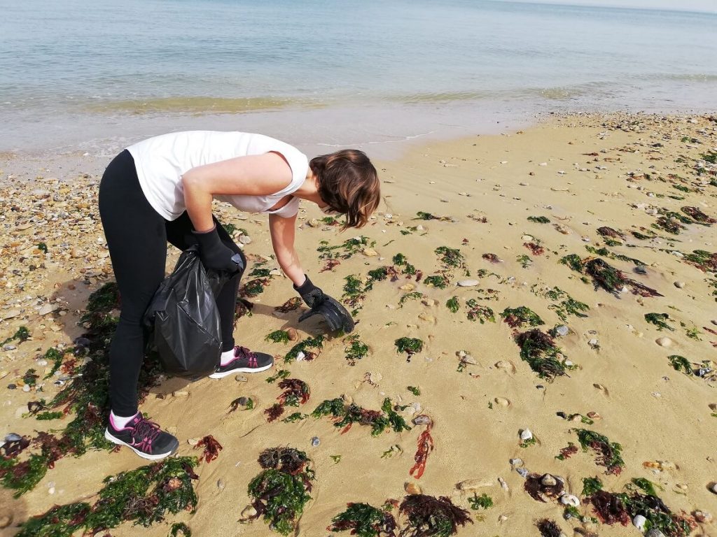 Le plogging, l’écojogging, activité de nettoyage citoyen, combinaison de jogging et de ramassage de déchets sur la plage ou dans la nature, course à pied, développement durable, plage propre, calvados, normandie