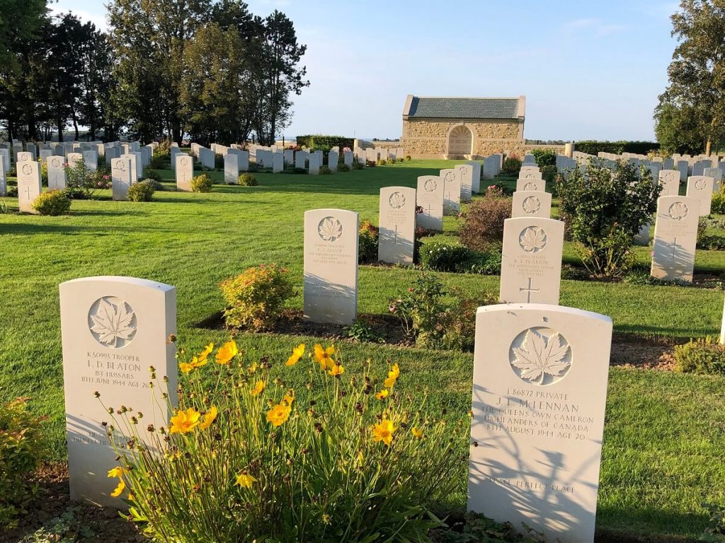 tombes fleuries du cimetiere militaire canadien reviers beny tourisme de mémoire calvados normandie