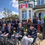 veterans canadiens devant la maison des canadiens bernieres sur mer