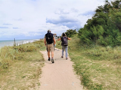 balade randonnee dunes le platon bernieres sur mer promeneurs randonneurs credit nathalie papouin