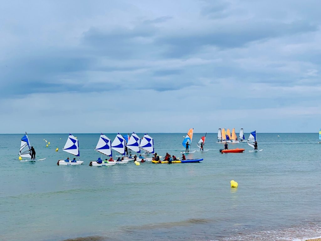 On a flat sea, the small sailboats of the Luc yacht club are together for the children's sailing course. - credit: Pierre-Yves Ozenne