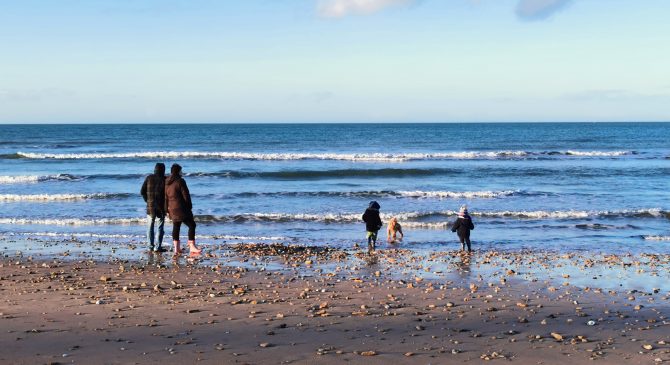 famille avec enfants au bord de la mer en hiver, crédit Nathalie Papouin