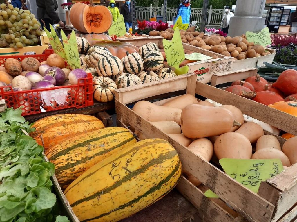 wekelijkse markt groenten en fruit smaken van normandië streekproducten