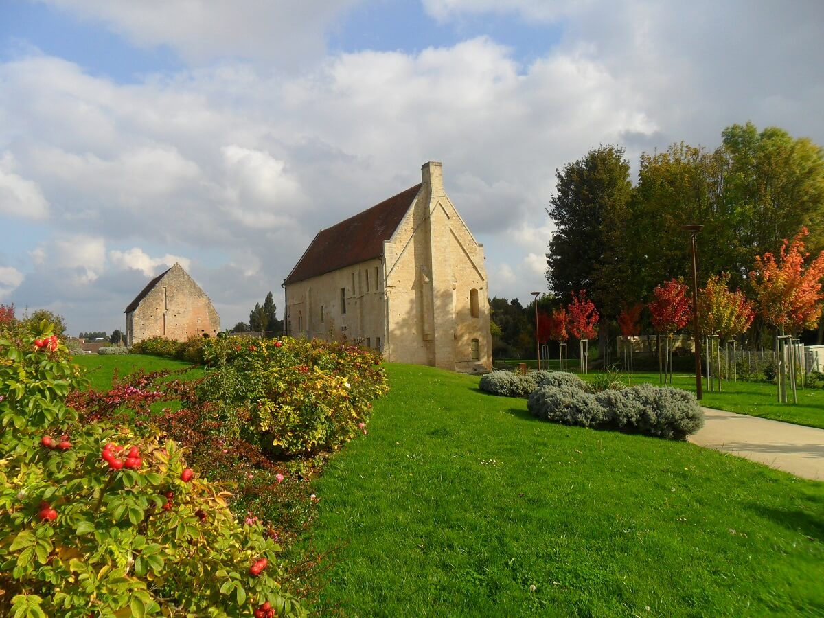 Au premier plan, le grand logis de la Baronnie et au second plan le petit logis, à Douvres-la-Délivrande