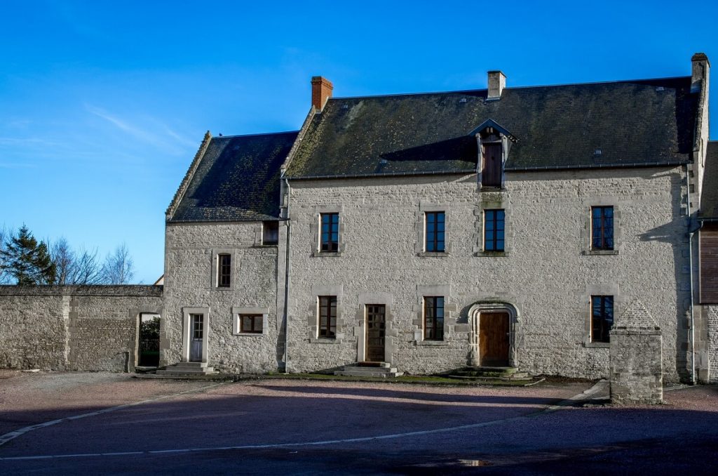 De Tithe Barn in Anguerny: een oud rechthoekig gebouw met een leien dak - credit Brigitte Haize, Christelle Hudson