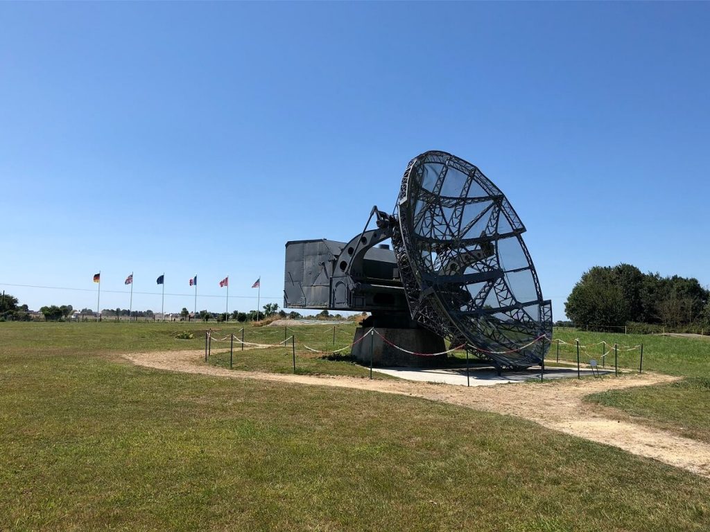 De radar in het Musée du Radar 44 in Douvres-la-Délivrande. Het bestaat uit een grote zwarte draaibare structuur waarop een zwart afgeschermde parabool is gemonteerd.