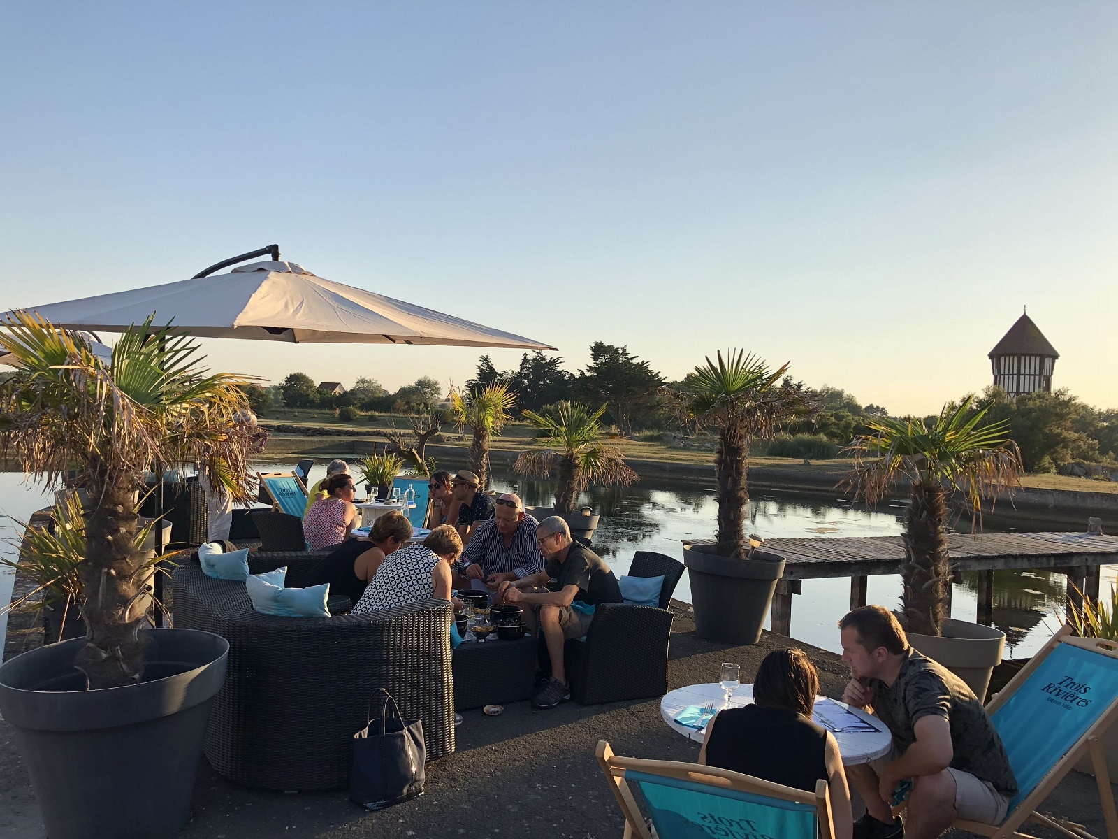 terrasse coucher de soleil restaurant la maison bleue courseulles sur mer credit mathilde lelandais