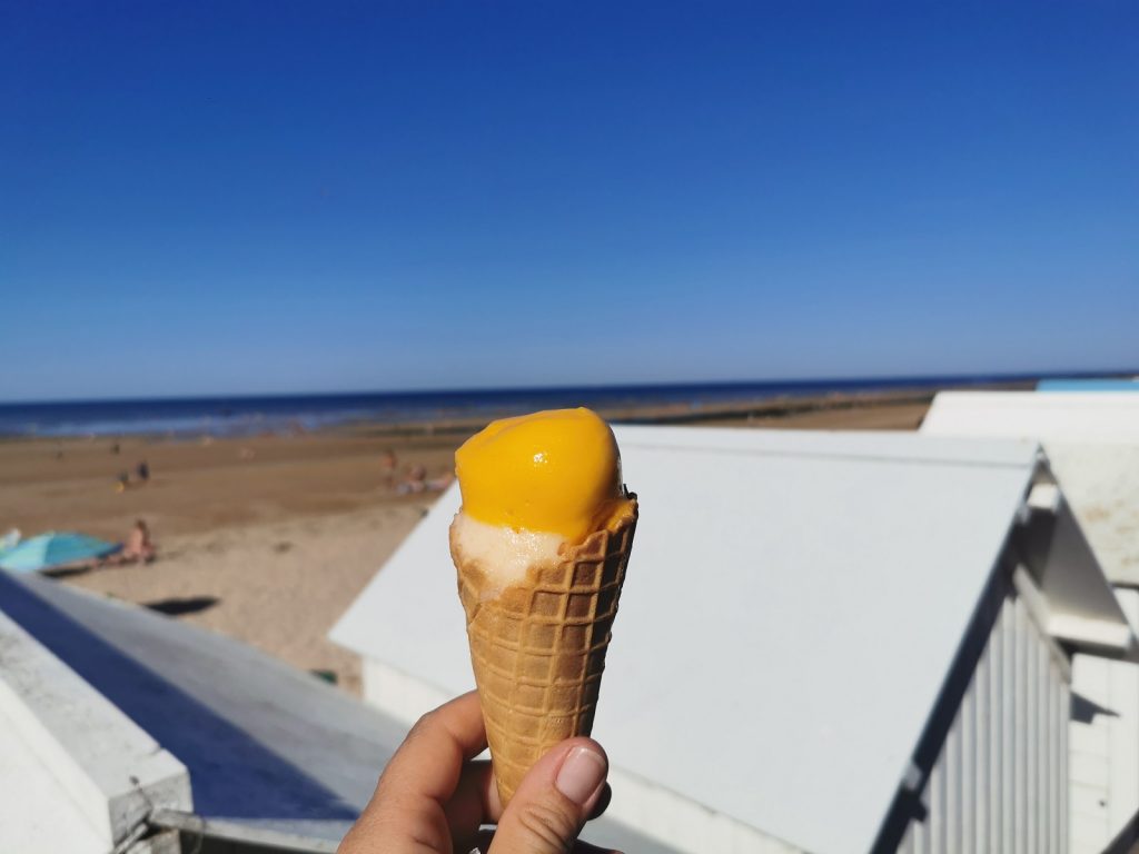 une glace face a la plage courseulles sur mer credit nathalie papouin