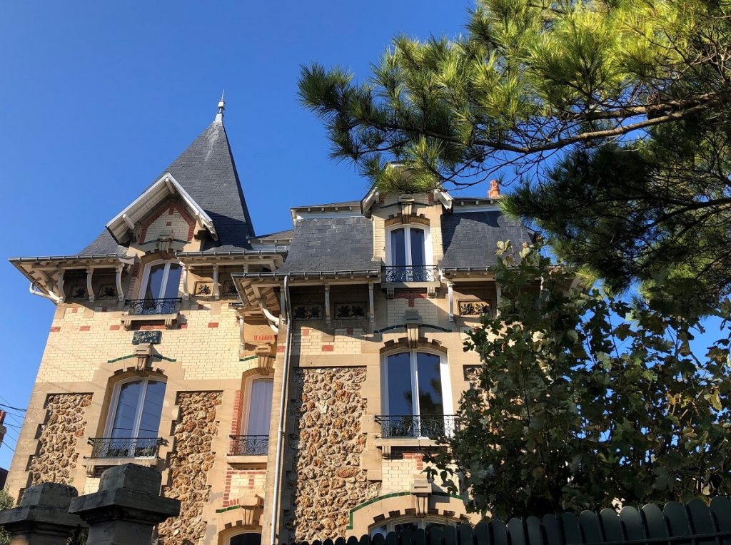 Voorgevel van een villa aan zee in Luc-sur-Mer. Het bestaat uit twee delen van gelijke breedte, waarvan het linkerdeel de vorm heeft van een torentje, met een dak van leisteen, gladde bepleistering op het bovenste deel van de gevel en vlechtwerk op het onderste deel. - krediet: Mathilde Lelandais