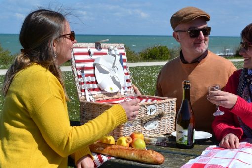 le pique nique a la plage bernieres sur mer credit brigitte haize