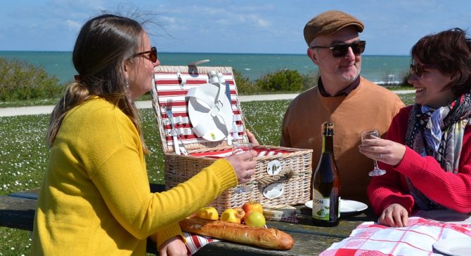le pique nique a la plage bernieres sur mer credit brigitte haize