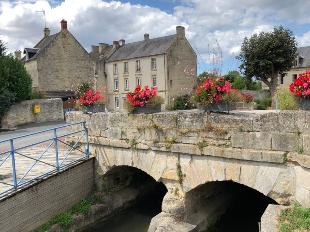 Pont ancien en pierre de Creully, au dessus de la Mue, une des rivières traversant le village. - crédit : Mathilde Lelandais