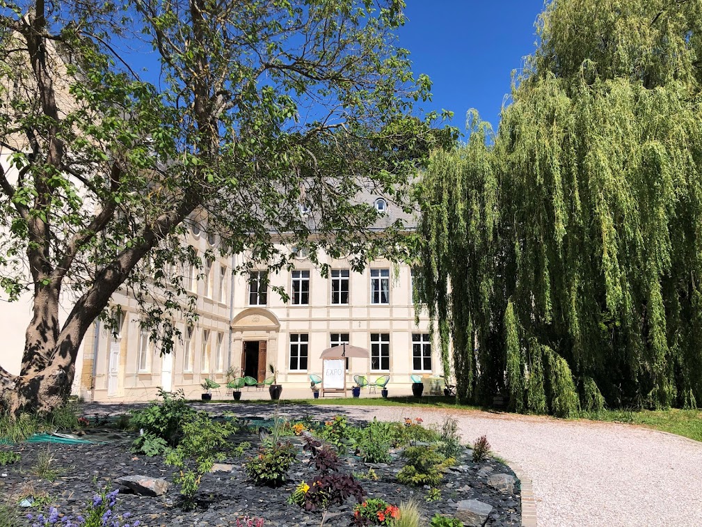 Façade principale du château de Reviers et, à droite, l'imposant saule pleureur visible depuis la rue.