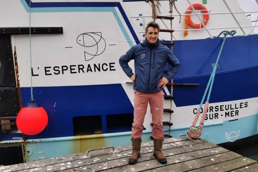 jean marc daubert devant son bateau l esperance la coquille saint jacques courseulles sur mer credit nathalie papouin