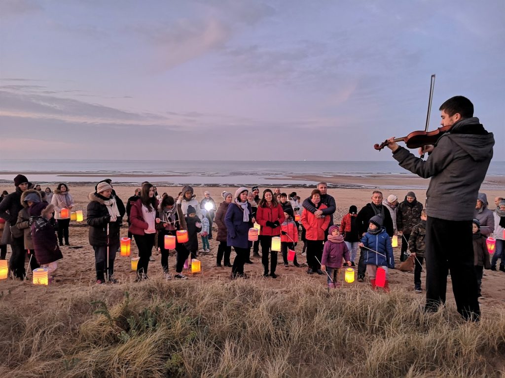 violon ceremonie aux lampions hommage aux soldats d hier et d aujourdhui centre juno beach decembre 2018 credit nathalie papouin