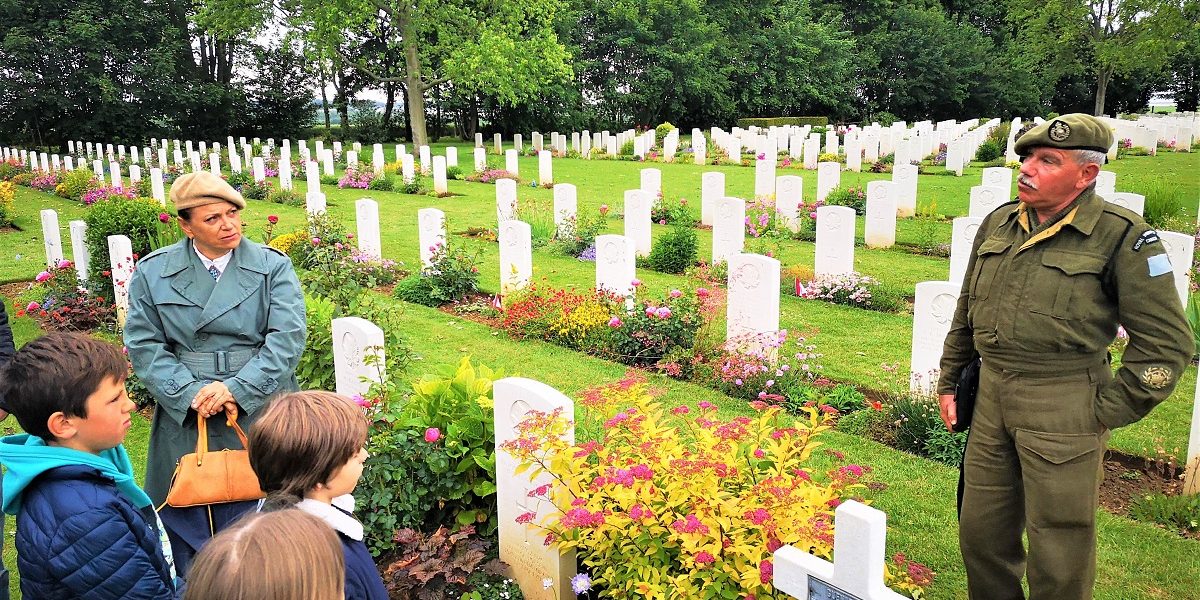 visite guidee le debarquement raconte aux enfants corine vervaeke cimetiere canadien reviers beny juin 2019 credit nathalie papouin