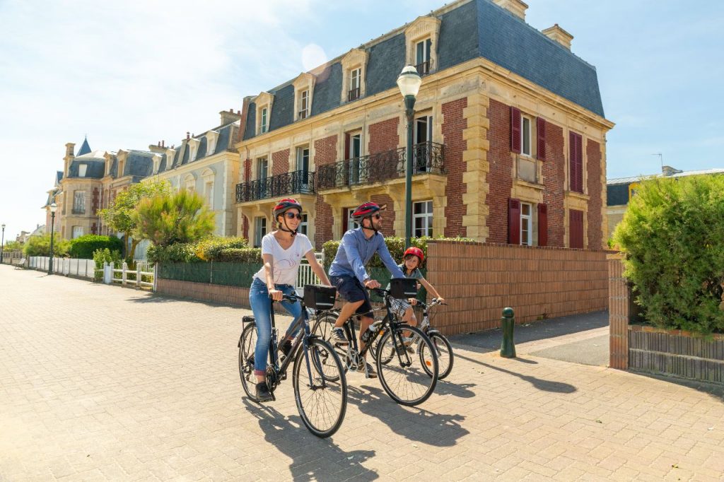 famille a velo sur la digue balade a la mer saint aubin sur mer credit vincent rustuel calvados attractivite