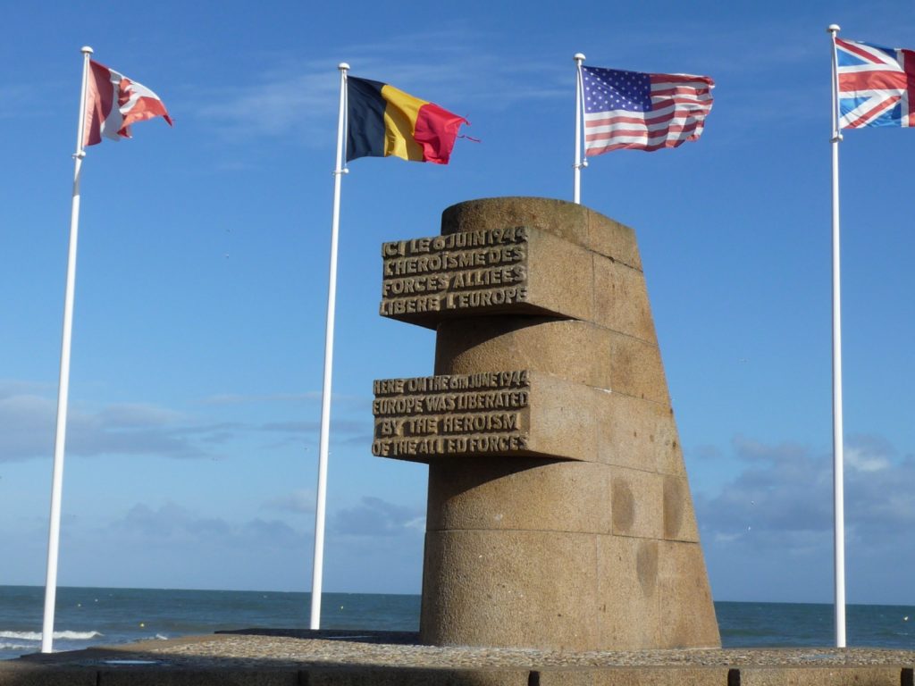 monument signal bernieres drapeaux