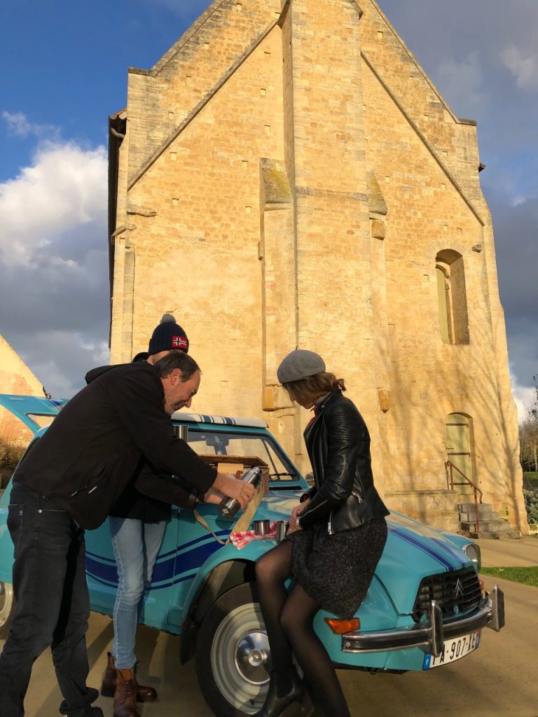 une balade vintage sur la cote de nacre pause cafe normandy classic tour en citroen dyane des annees 1970 credit mathilde lelandais