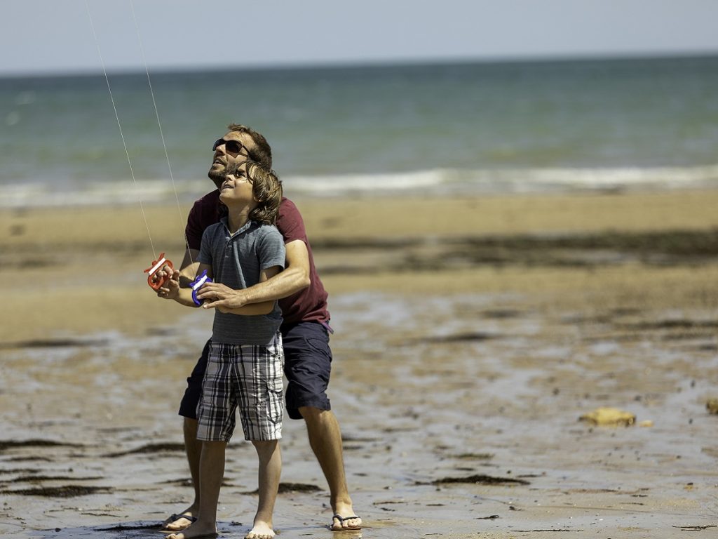 ambiance bord de mer cerf volant papa garcon enfant plage credit vincent rustuel calvados attractivite