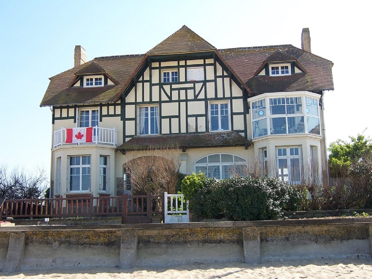 De gevel van het Maison des Canadiens in Bernieres-sur-Mer gezien vanaf het strand.