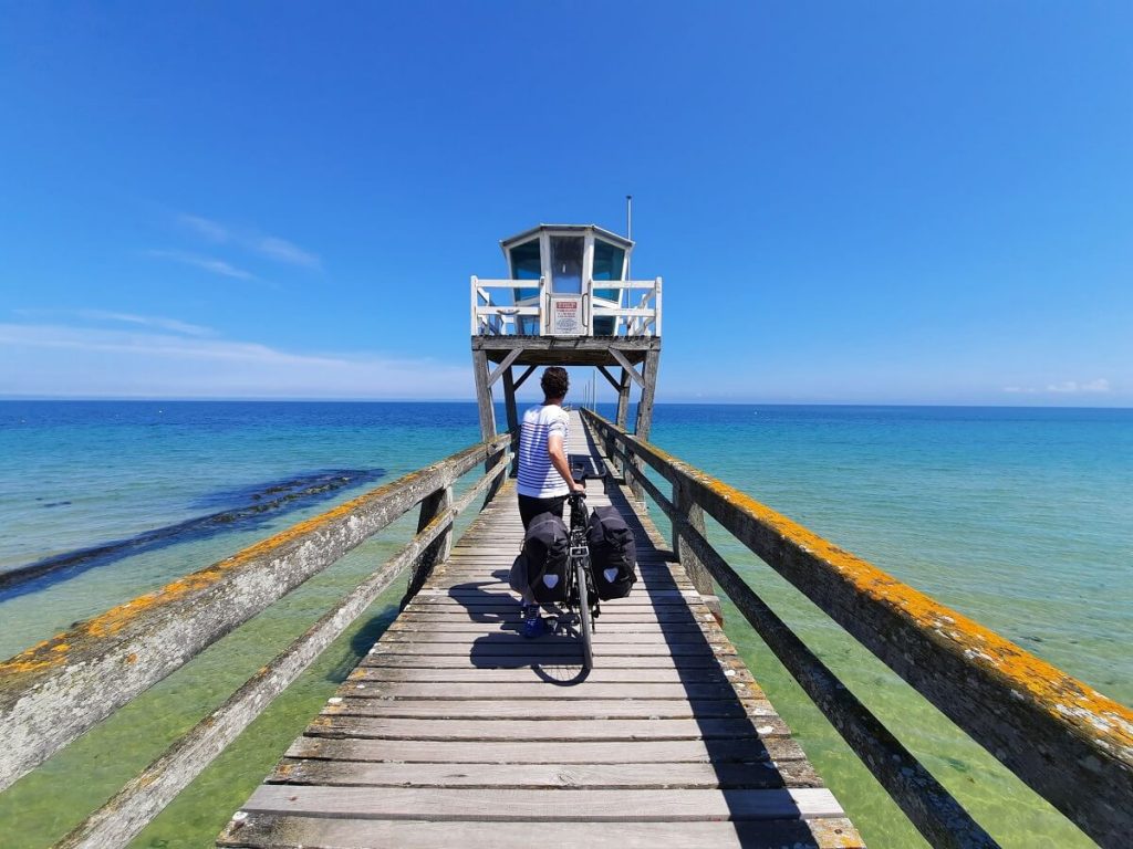 velo sur la jetee de luc sur mer les valises de sarah calvados attractivite