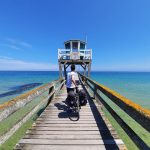 velo sur la jetee de luc sur mer les valises de sarah calvados attractivite