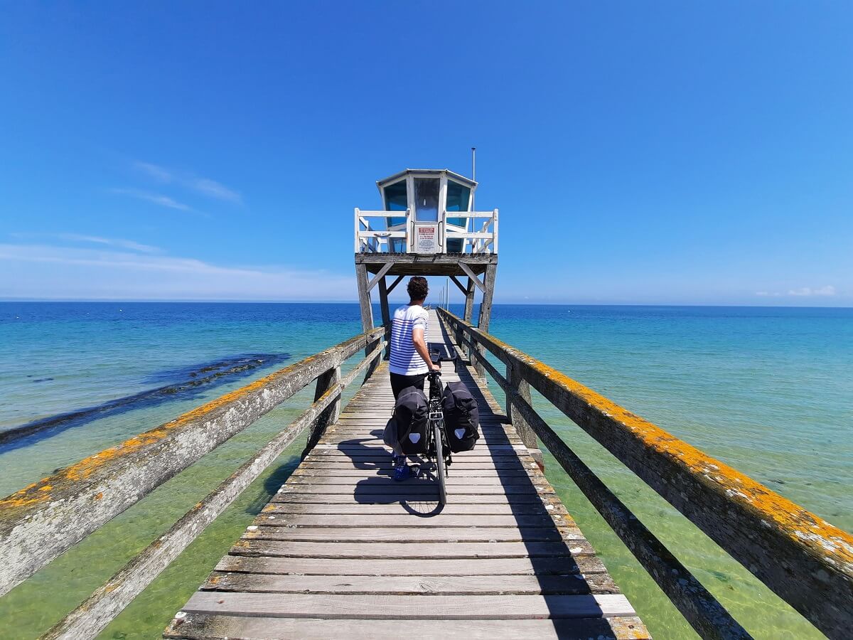 velo sur la jetee de luc sur mer les valises de sarah calvados attractivite