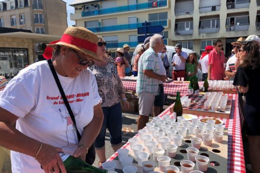 aperitif grand pique nique sur la digue luc sur mer juillet 2019 credit mathilde lelandais