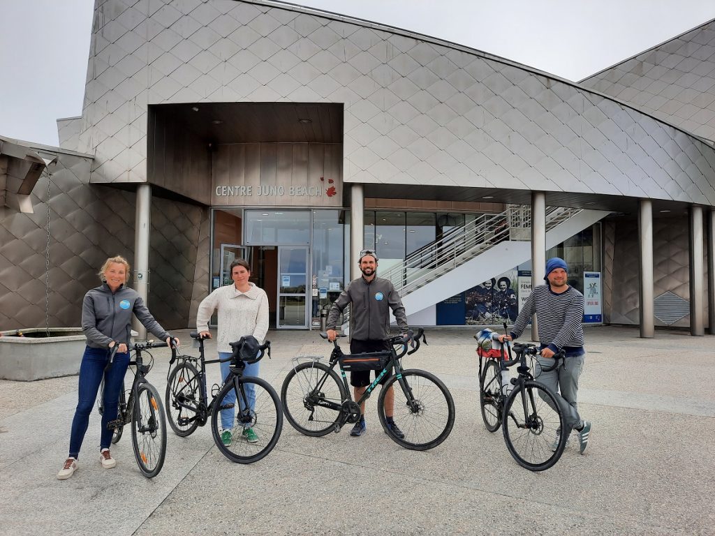 cyclistes au musee juno beach les valises de sarah calvados attractivite