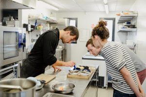 experience normande sublimer l huitre avec un chef a courseulles sur mer marie anais thierry