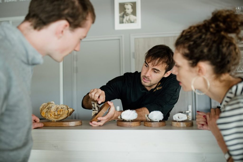 experience normande sublimer l huitre avec un chef a courseulles sur mer sebastien benoist marie anais thierry