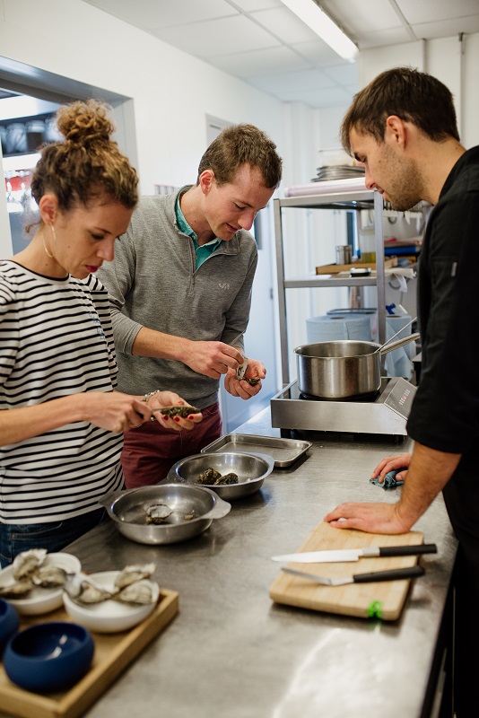 experience normande sublimer l huitre avec un chef a courseulles sur mer sebastien benoist marie anais thierry 2