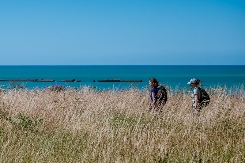 vue d'Arromanches-Les-Bains depuis le GR223 itinéraire de randonnée en Normandie
